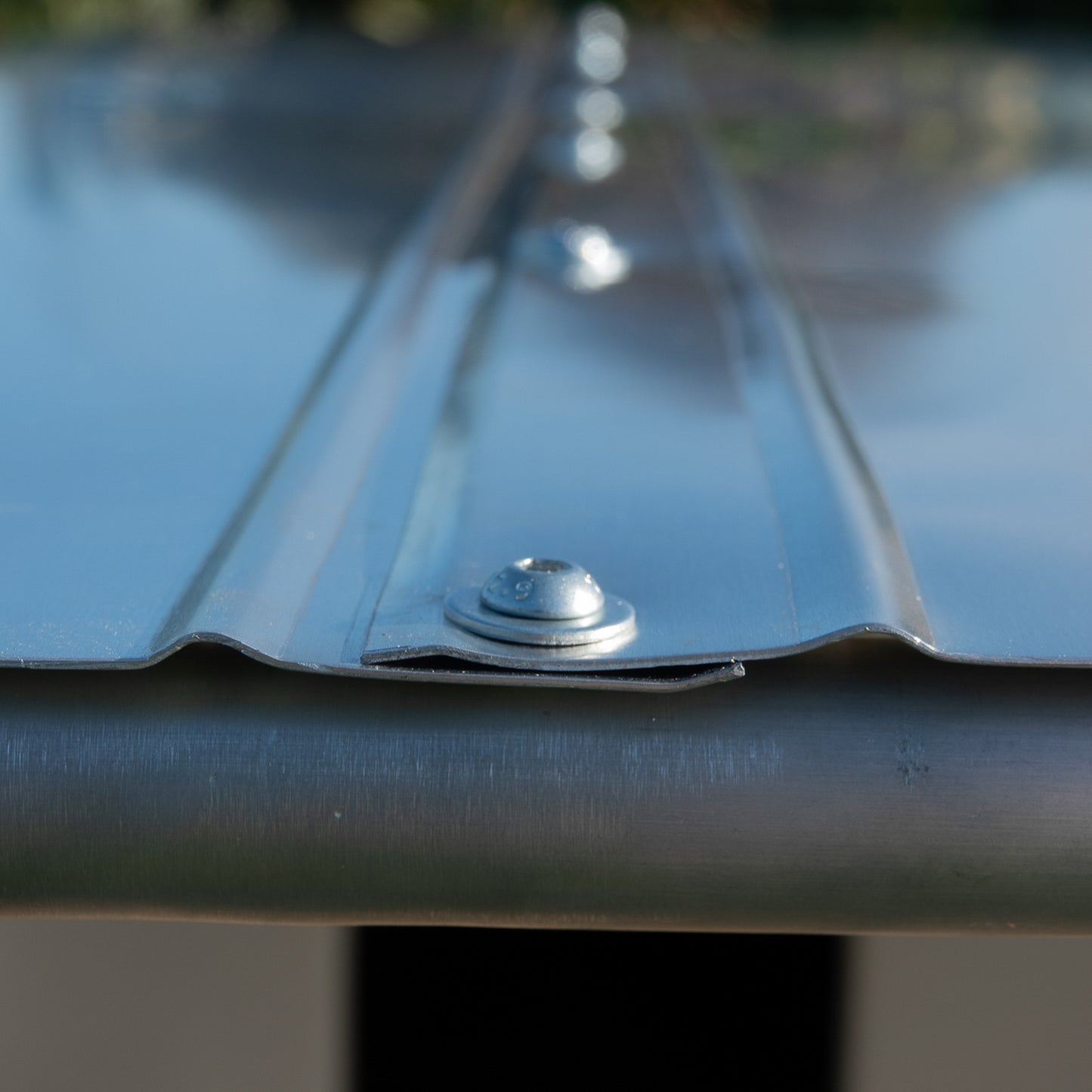 Aurora outdoor alloy dog run roof showing bolt details