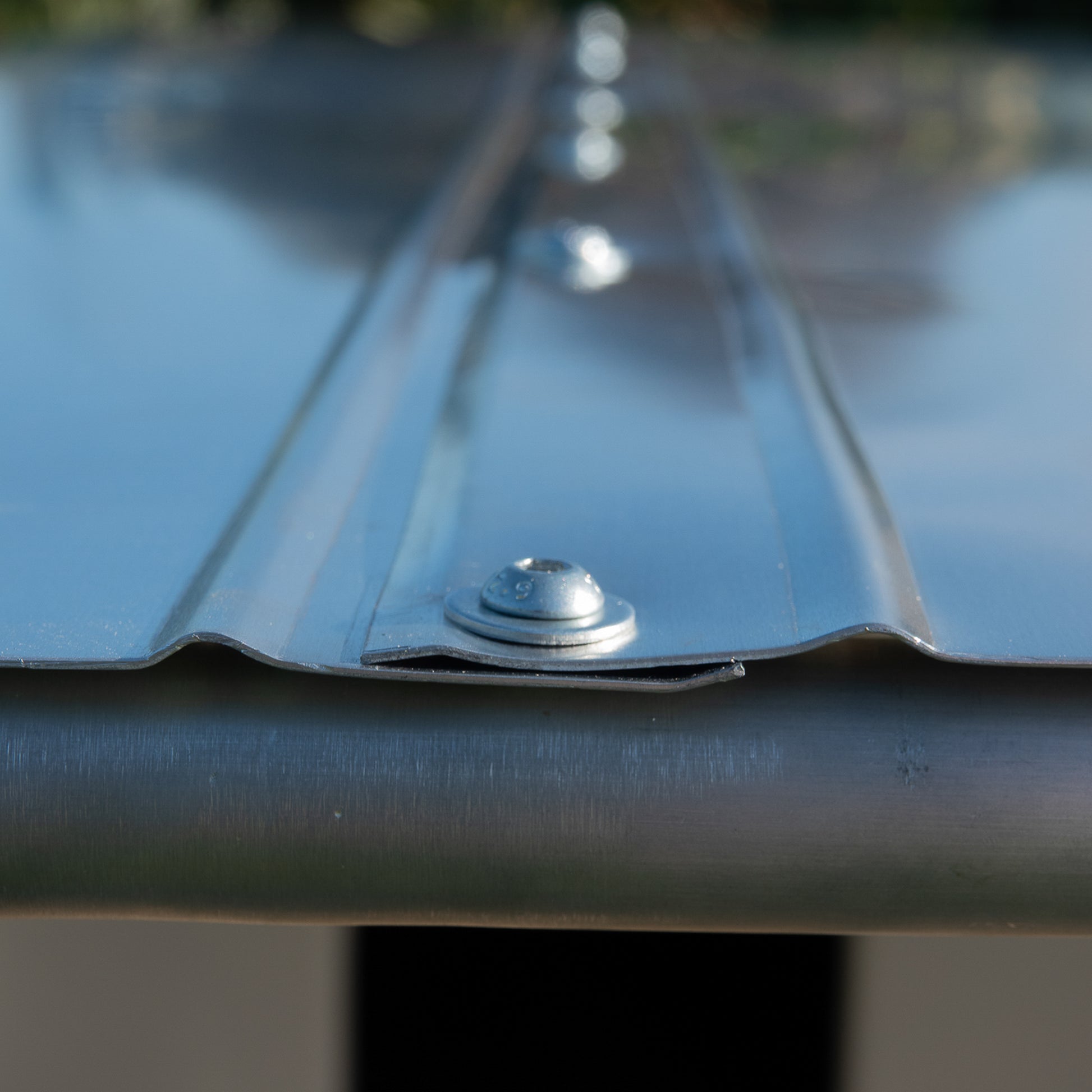 Aurora outdoor alloy dog run roof showing bolt details