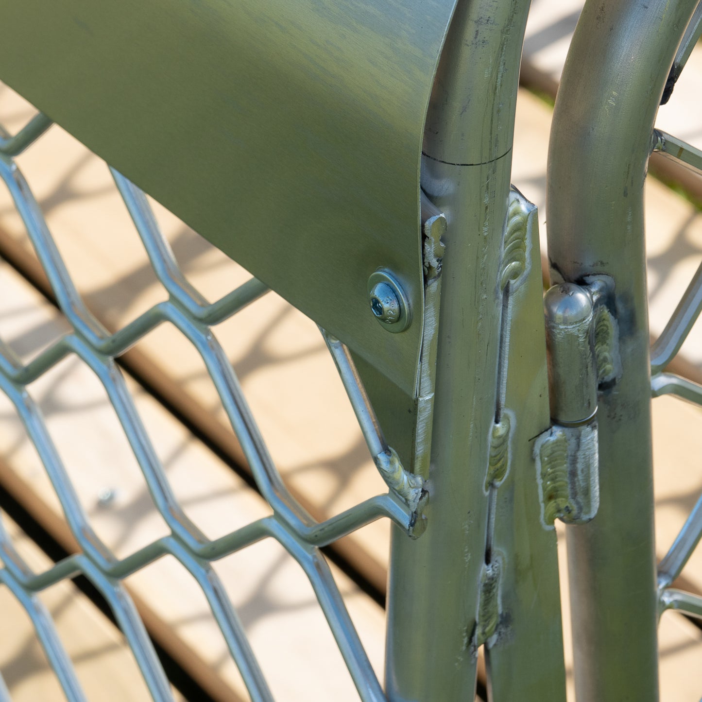 Aurora Outdoor allow dog run showing hinges, gate, roof and sides closeup details