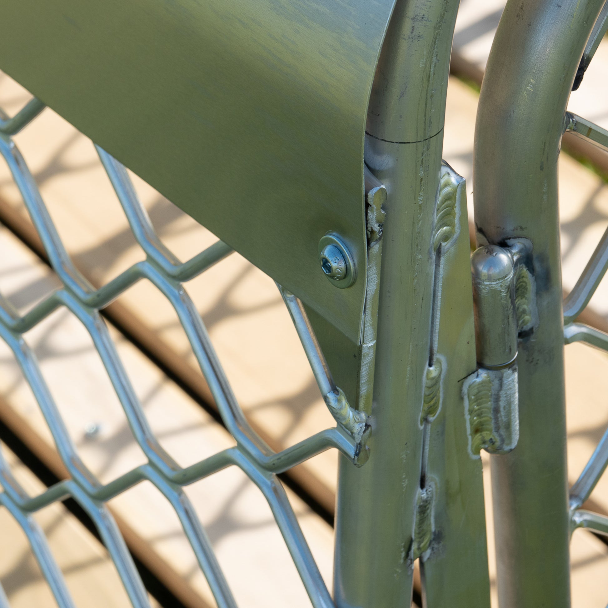Aurora Outdoor allow dog run showing hinges, gate, roof and sides closeup details