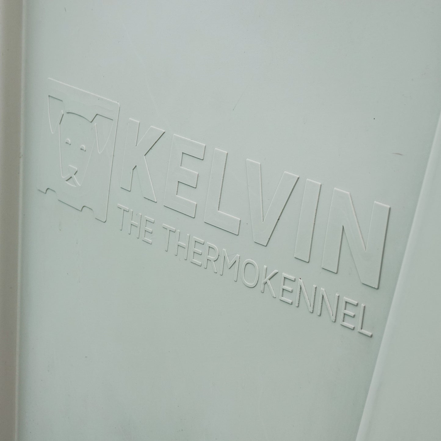 Detail showing branding thermokennel Kelvin logo on durable outdoor premium dog kennel