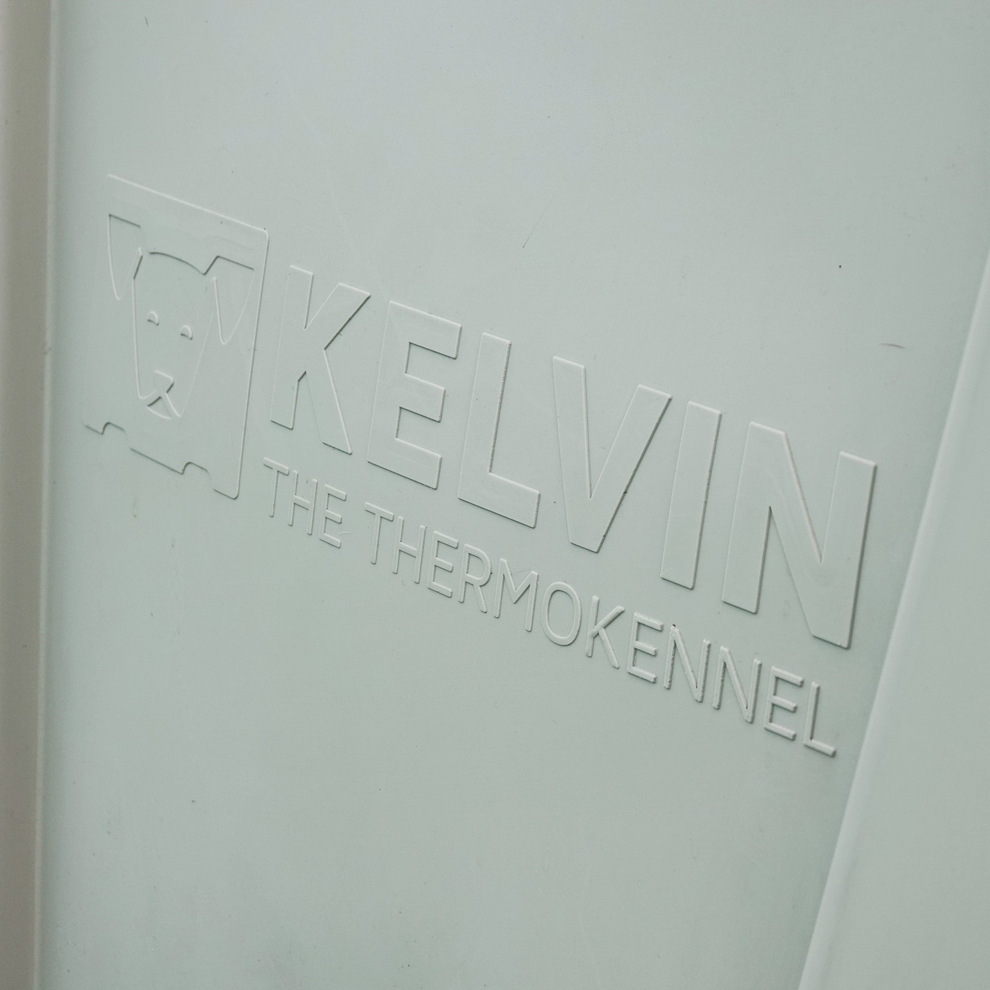 Detail showing branding thermokennel Kelvin logo on durable outdoor premium dog kennel